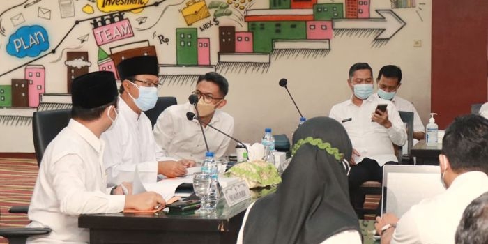 Wali Kota Pasuruan, Saifullah Yusuf (Gus Ipul) saat evaluasi virtual terkait SAKIP dan Penilaian Reformasi Birokrasi (RB) bersama Tim Evaluasi dari Kementeria PANRB.