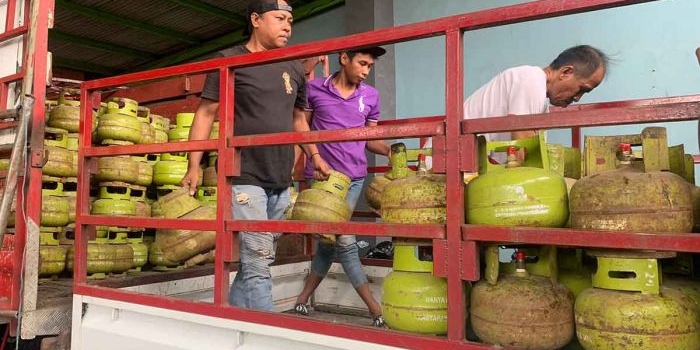 Pekerja saat menata LPG 3 kg.