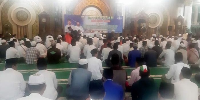 Para jamaah sedang khusyuk mengikuti Istighosah Keselamatan Bangsa yang digelar di Masjid Syaikhona Kholil, Selasa malam (21/05/2019).
