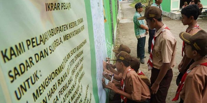 Para pelajar di Kabupaten Kediri saat membubuhkan tanda tangan ikrar cegah kekerasan di sekolah. Foto: Ist