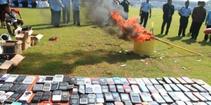 Ribuan handphone dan barang terlarang lainnya yang akan dimusnahkan di lapas Porong Sidoarjo kemarin. foto : dya ayu wulansari/BANGSAONLINE