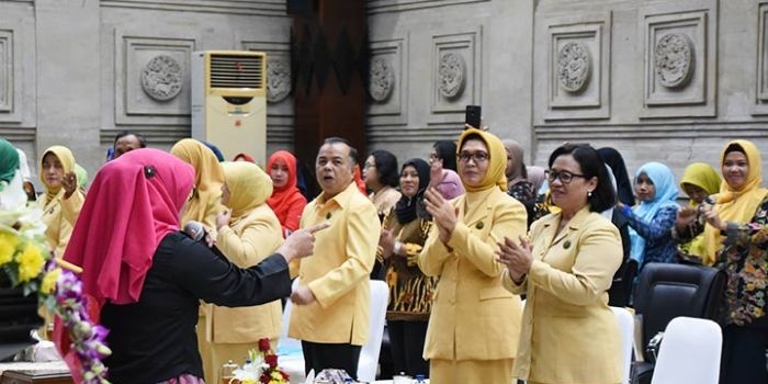 Ketua DPD GOPTKI Provinsi Jatim Dra. Gardjati Heru Tjahjono hadir dalam workshop “Peningkatan Kemampuan Mengajar Melalui Gerak dan Lagu” di Ruang Bhinaloka Adikara, Kantor Gubernur Jatim, Jl. Pahlawan No. 110, Surabaya. foto: ist