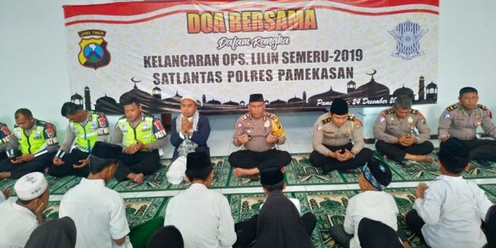 Kegiatan zikir dan pembentukan santunan kepada anak yatim di Musala Kantor Satlantas Polres Pamekasan. 