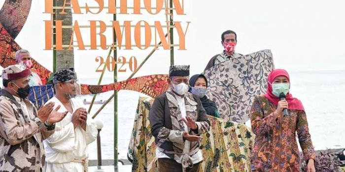 Gubernur Jawa Timur Khofifah Indar Parawansa saat memberi sambutan dalam East Java Fashion Harmony 2020 di Pantai So Long Banyuwangi, Sabtu (14/11/2020). foto: ist/ bangsaonline.com