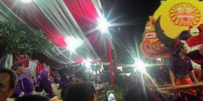 Wali Kota Kediri saat menyaksikan keberangkatan peserta Kediri Nite Carnival. (arif kurniawan/BANGSAONLINE)