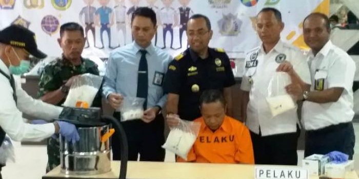 Tersangka dipamerkan bersama barang bukti di Kantor Pengawasan dan Pelayanan Bea dan Cukai Tipe Madya Pabean (KPPBC TMP) Juanda.