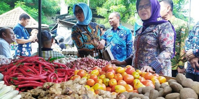 Bupati Jombang, Hj Mundjidah Wahab saat memantau harga di Pasar Legi. foto: AAN AMRULLOH/ BANGSAONLINE
