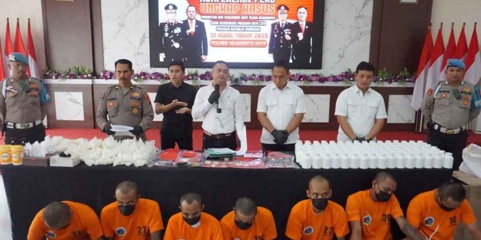 Konferensi pers ungkap kasus narkoba di Mapolres Mojokerto.