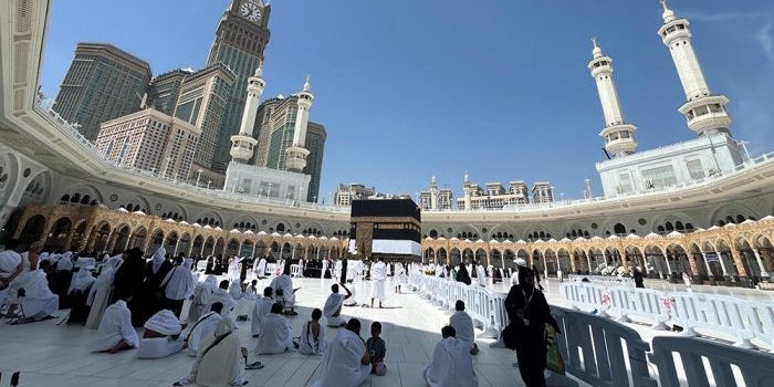 pergantian-kiswah-kabah-pada-1-muharram-simbol-pembersihan-diri-dan-semangat-baru-umat-islam
