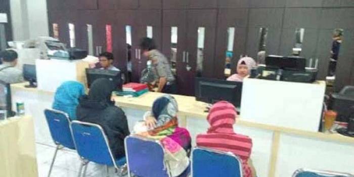 Artis AS (nomor dua dari kiri) saat diperiksa di ruang penyidik Polrestabes, Kamis (3/9). (foto: istimewa)