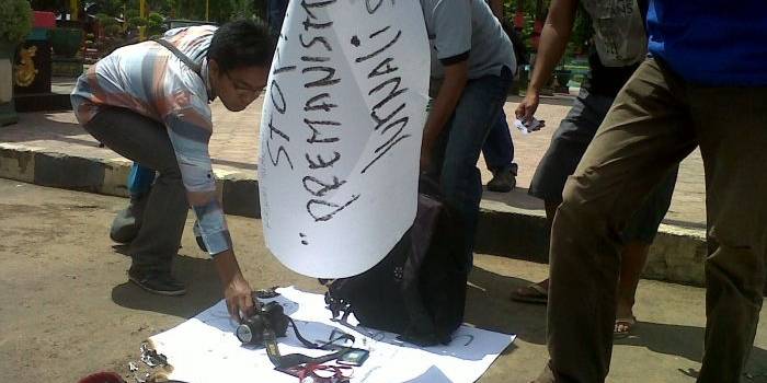 PROTES. Sejumlah wartawan menggelar aksi protes kepads Kajari Sumenep, tadi pagi. foto : ida/bangsaonline