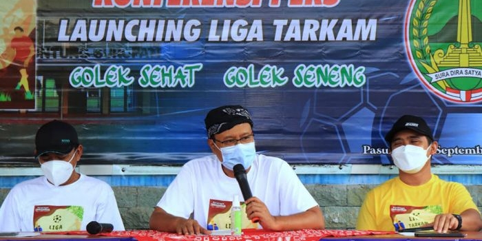 Wali Kota Pasuruan Saifullah Yusuf saat menggelar jumpa pers bersama Wawali Adi Wibowo dan perwakilan Askot PSSI Kota Pasuruan terkait gelaran Liga Tarkam 2021, di Stadion Untung Soeropati Kota Pasuruan, Senin (13/9/2021).