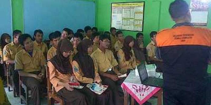 Sosialisasi pileg oleh KUP Kota Kediri di Sekolah Luar Biasa (SLB) Putra Asih, Sabtu (29/3/2014). Foto Arif Kurniawan/Bangsa Online