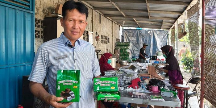 Gatot Siswanto saat menunjukkan produk baru, yakni Gethuk Pisang Dadu. Foto: Ist
