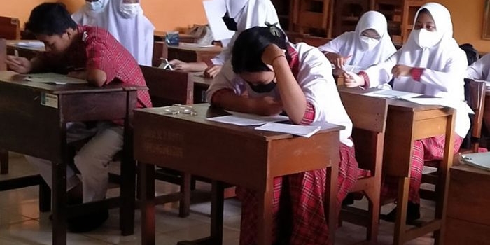 Sejumlah siswa saat berada di sekolah.