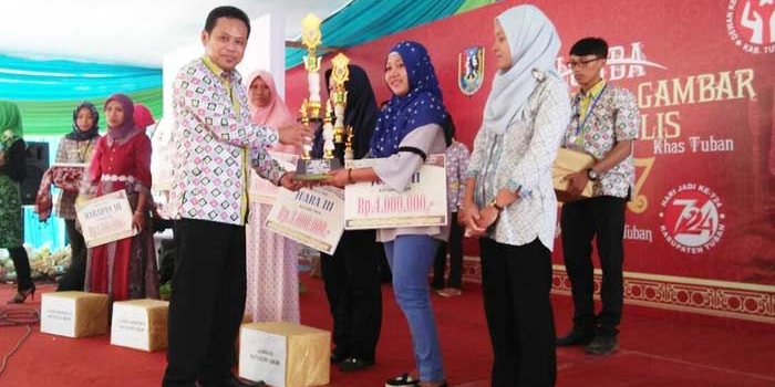 Agus Wijaya saat memberikan hadiah kepada pemenang lomba cipta motif batik tulis.