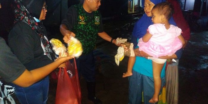 Sekretaris GPK Jombang M. Nashihuddin saat membagikan nasi bungkus kepada korban banjir. (foto: ist)