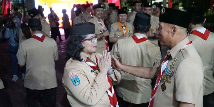 Pj Wali Kota Kediri sekaligus Ketua Majelis Pembimbing (Mabicab) Gerakan Pramuka Kota Kediri usai dianugerahi penghargaan oleh Kwartir Daerah Gerakan Pramuka Jawa Timur. Foto: Ist