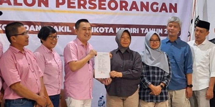 Ketua KPU Kota Kediri, Pusporini Endah Palupi,  saat menerima secara simbolis berkas syarat dukungan minimal dari Bakal calon Wali Kota Kediri dari jalur perseorangan, Ronny Siswanti (dok. Ist)