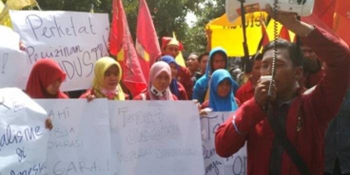 Aksi mahasiswa saat melakukan demo siang tadi. foto: haris/BANGSAONLINE