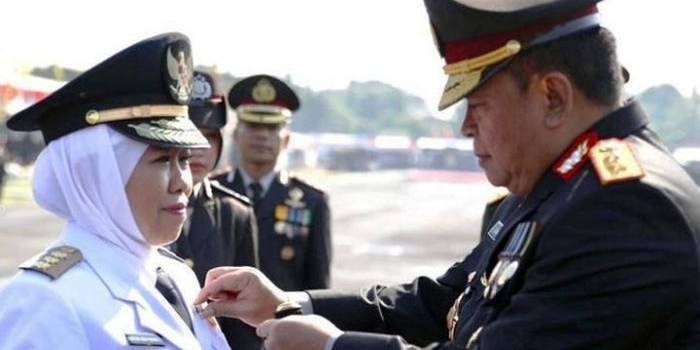 Gubernur Khofifah meraih pin kehormatan dari Kapolri yang disematkan oleh Kapolda Jatim.