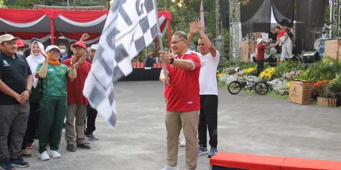 Kadis Pendidikan Provinsi Jawa Timur, Aries Agung Paewai saat melepas peserta jalan sehat