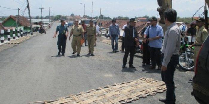 SIDAK – Anggota Komisi C DPRD Sidoarjo saat sidak di Proyek Jembatan Gisik Cemandi, Sedati, Selasa (23/12/2014). foto istimewa

