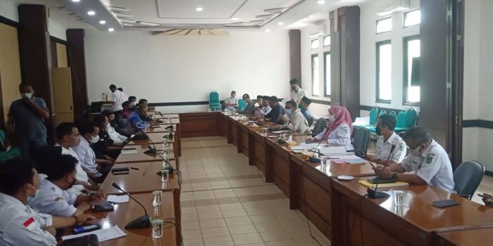 Para guru dan tenaga kependidikan honorer nonkategori saat audiensi dengan Komisi IV DPRD Pasuruan.