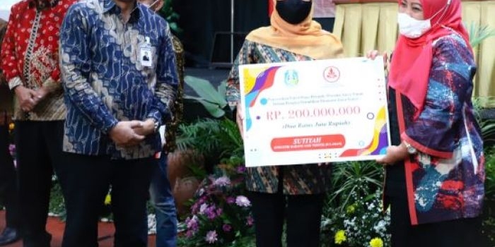 Gubernur Jawa Timur Khofifah Indar Parawansa terus memberi spirit dan fasilitas termasuk modal untuk pengembangan koperasi kecil dan UMKM. Tampak Gubernur Khofifah menyerahkan bantuan modal dalam Rapat Koordinasi Program Prioritas Pemberdayaan Koperasi Usaha Kecil dan Menengah (K-UKM) Jatim di Hotel Aria Gajayana Malang, Kamis (10/6) tadi malam. Foto: ist