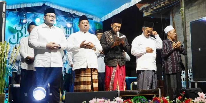 Calon Bupati Kediri nomor urut 2, Hanindhito Himawan Pramana, saat mengikuti sholawatan. Foto: Ist