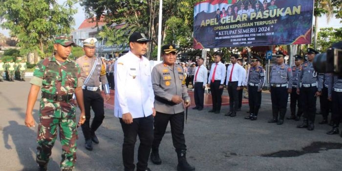 Bupati Ngawi, Ony Anwar Harsono bersama Kapolres Ngawi AKBP Argowiyono dan Dandim 0805 Ngawi, Letkol Arm Didik Kurniawan saat Apel Operasi Ketupat Semeru 2024 di halaman pendopo Wedya Graha Ngawi, Rabu (3/4/2024).