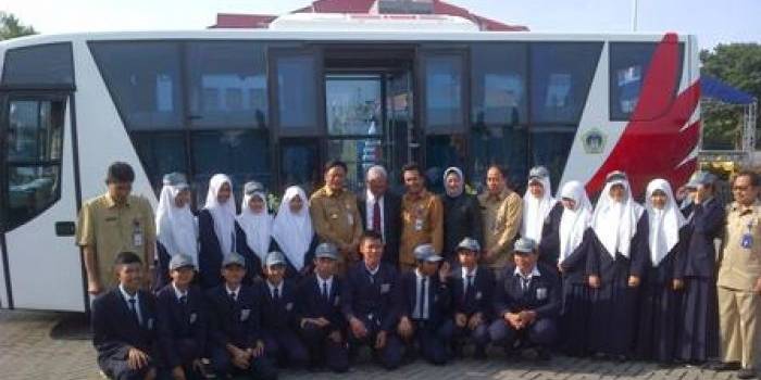 ANTARJEMPUT. Bus antarjemput sekolah ketika diluncurkan. foto : syuhud/bangsaonline