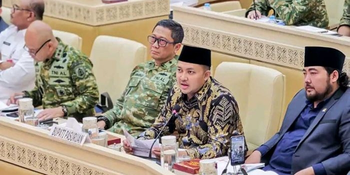 Bupati Pasuruan ketika memberi paparan dalam persoalan lahan antara TNI AL dan masyarakat dari 10 desa di Kecamatan Lekok dan Nguling.