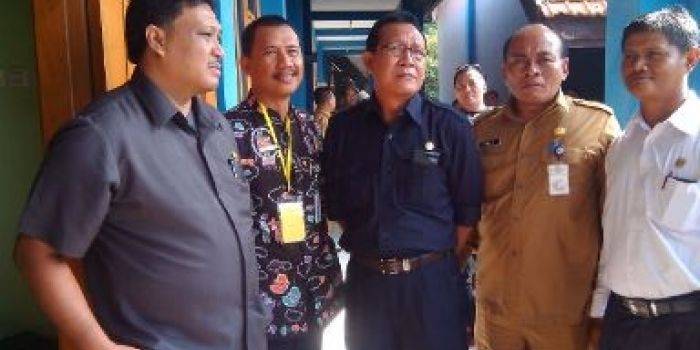 Kepala Disdik Gresik, Mahin mendampingi Ketua Komisi D DPRD Gresik, Ruspandi Sunariyo dalam sidak unas CBT ke SMAN 1 Gresik. Foto : much shopii/BANGSAONLINE