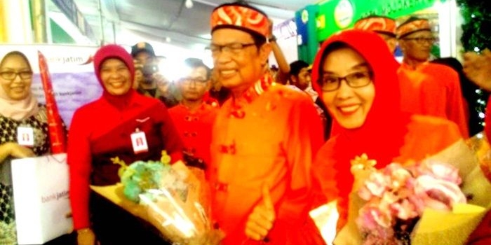 Walikota bersama ibu saat melihat stan pameran. Foto: SOFFAN/BANGSAONLINE