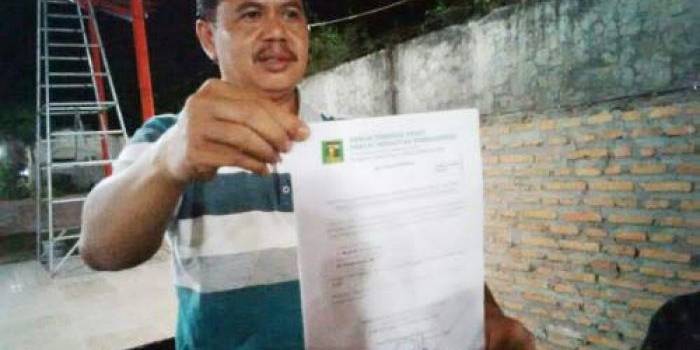 DOBEL- Pungkasiadi menunjukan surat rekomendasi dari DPP PPP kubu Djan Faridz. (gun/rvl)