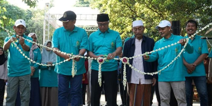 Wakil Wali Kota Kediri Gus Qowim (kopyah hitam) saat memotong pita peresmian Aula KH. Thoha Mu