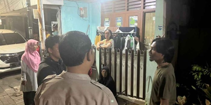 Petugas saat menginterogasi warga terkait penemuan bayi di Surabaya.