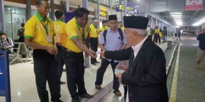 mau-ke-cirebon-kiai-asep-bagi-bagi-uang-di-stasiun-pasar-turi-surabaya