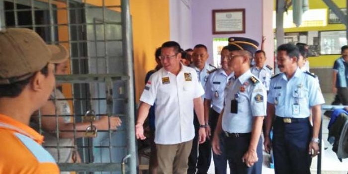 Wihadi saat meninjau kamar lapas. foto: GUNAWAN WIHANDONO/ BANGSAONLINE
