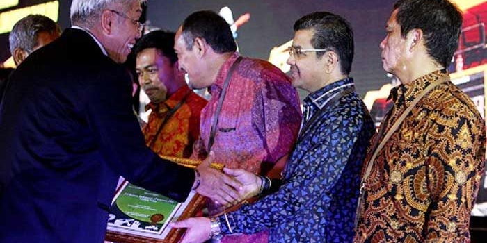Direktur Jendral Mineral dan Batubara Bambang Gatot Ariyono menyerahkan penghargaan peringkat Emas kepada Direktur Produksi Semen Indonesia Benny Wendry.