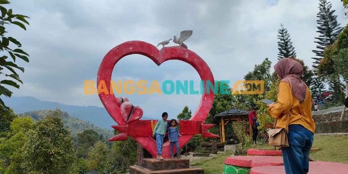 Satu spot foto dengan latar belakang Gunung Welirang. Foto: MUJI HARJITA/BANGSAONLINE