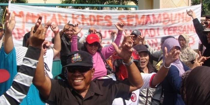 Warga Desa Semambung berjoget caesar, saat demo di Kejari Sidoarjo, Senin (10/3/2014). foto:daryanto/BANGSA ONLINE