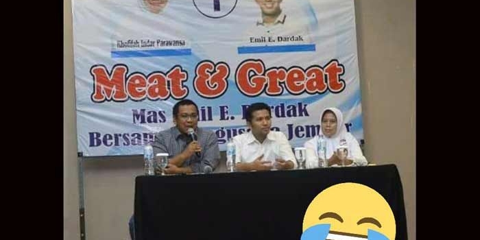 Inilah backdrop yang kini viral di medsos. foto: istimewa/bangsonline.com 