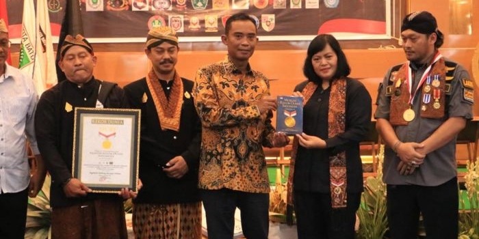 Penyerahan piagam Muri untuk tembang macapat nonstop selama 96 jam.