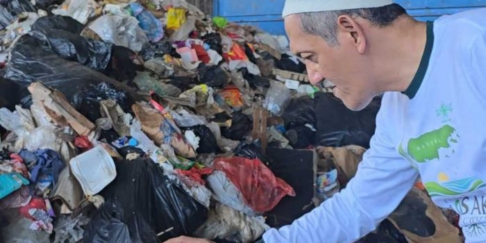 KH Imam Buchori penasehat Tretan Biosaka Ibnu Cholil Madura saat melakukan penyemprotan cairan Biosaka