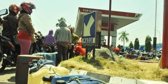 JERIGEN. Pembelian menggunakan jerigen masih mewarnai di beberapa SPBU di Kota Kediri. foto : arif kurniawan/bangsaonline