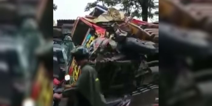 Truk bermuatan jeruk terguling di jalan raya Sitanggal-Larangan tepatnya di depan SMA Negeri larangan. Jum