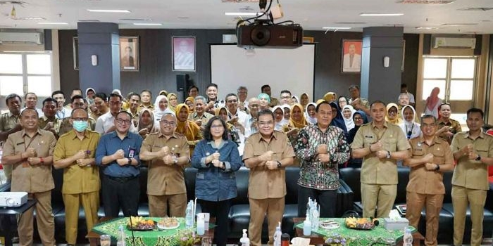 Pj Wali Kota Kediri saat foto bersama usai memberikan arahan kepada seluruh jajaran RSUD Gambiran. Foto: Ist