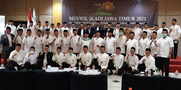 Suasana ketika foto bersama dengan Ketua PP Ikadi dan pengurus Ikadi Jatim 2021-2026 saat musyawarah wilayah. Foto: MUSTAIN/ BANGSAONLINE